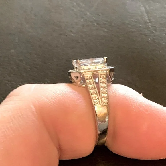 Size 8 silver dinner ring. Cubit zirconia. - Picture 6 of 8